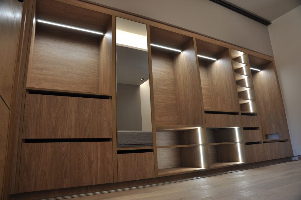 Installation d un ruban LED dans un dressing