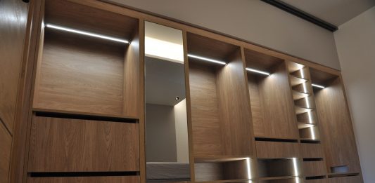 Installation d un ruban LED dans un dressing