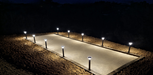 Terrain de pétanque éclairé par des bornes led solaires