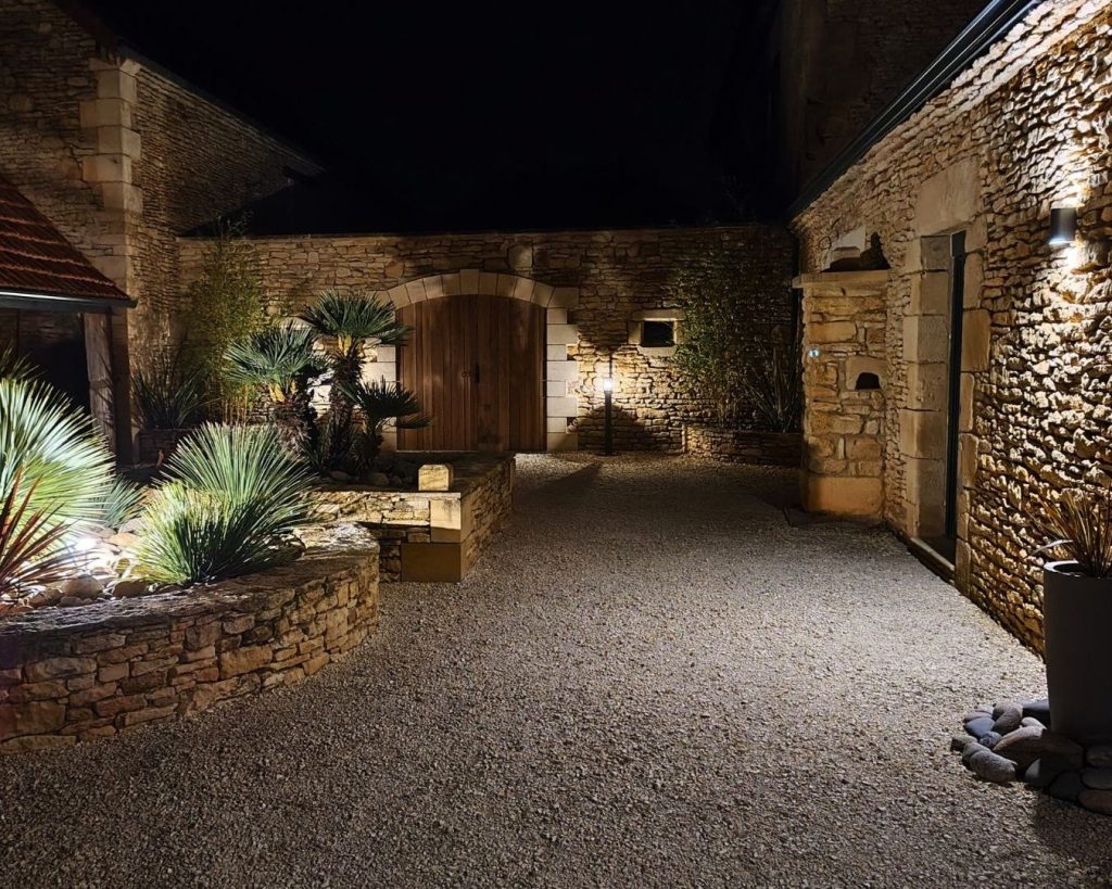 éclairage d'une façade et d'un jardin avec les spots et appliques murales BYLED