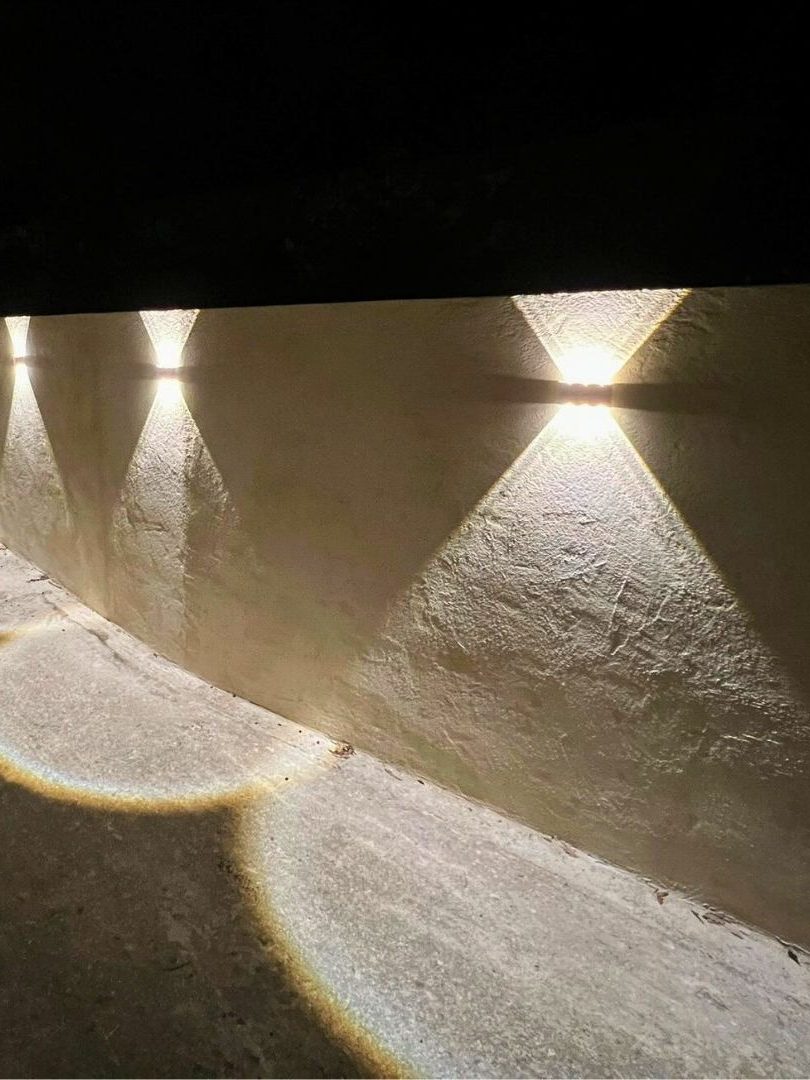 Appliques murales LED Focal créant des effets lumineux sur un mur extérieur, éclairage de balisage sécurisé et design