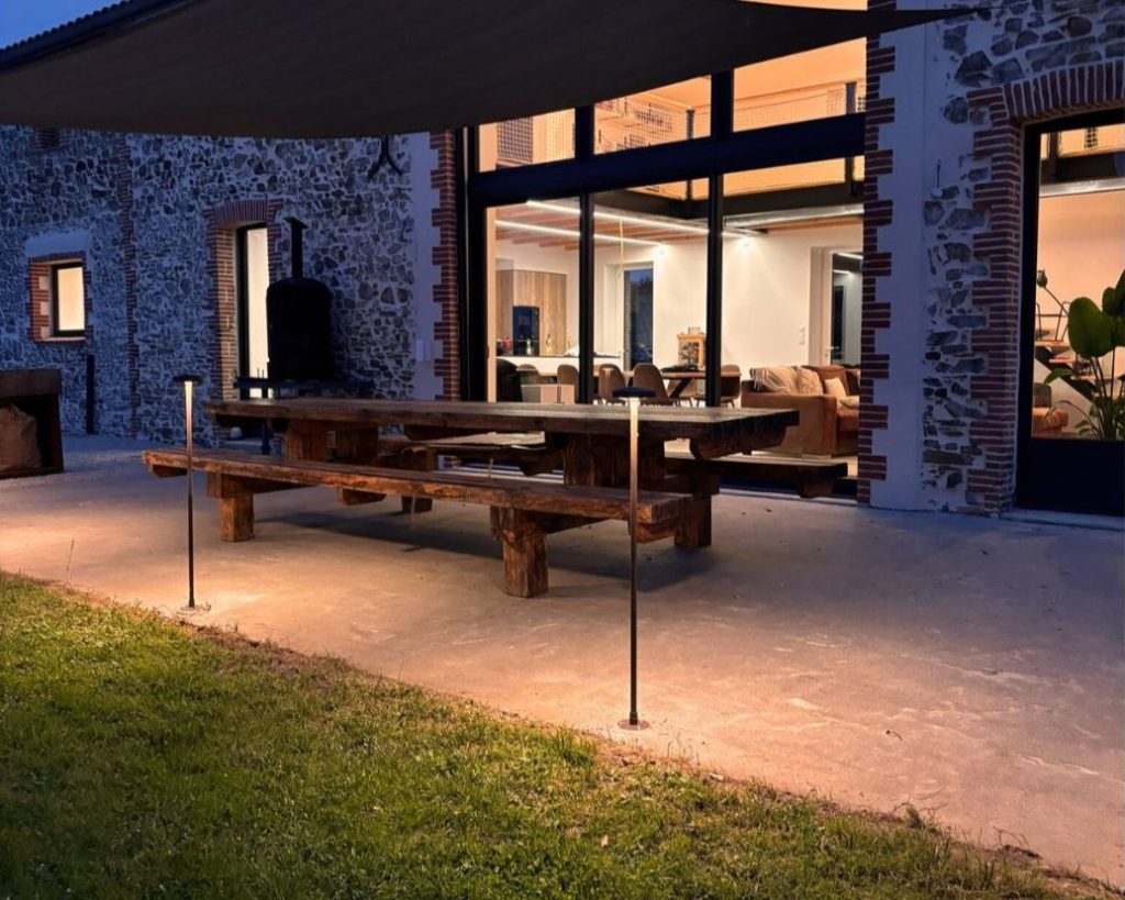 éclairage d'une terrasse avec des bornes de jardin byled