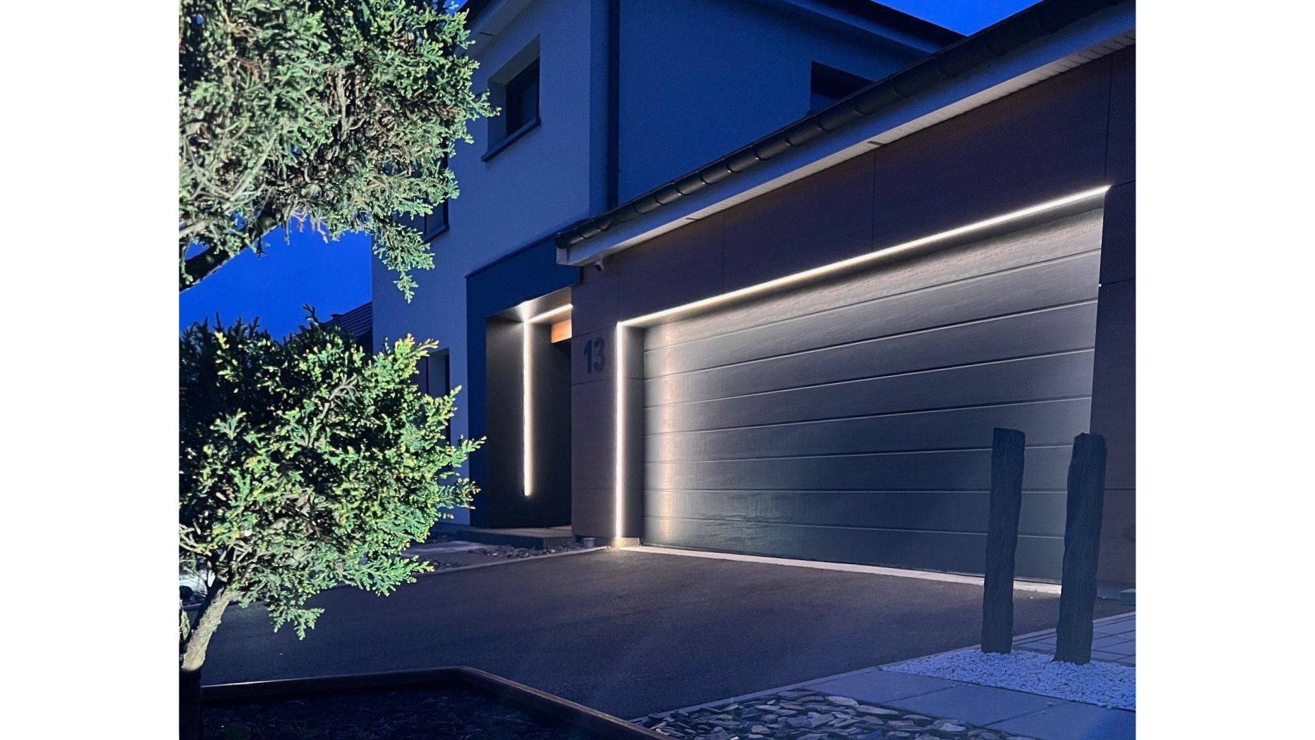 Ruban LED IP68 installé sur une façade moderne, éclairage extérieur discret et élégant pour garage et entrée